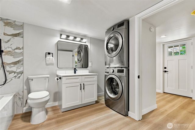 14022 Roslyn Place N, Seattle, WA 98133