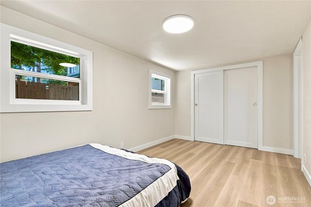 14022 Roslyn Place N, Seattle, WA 98133