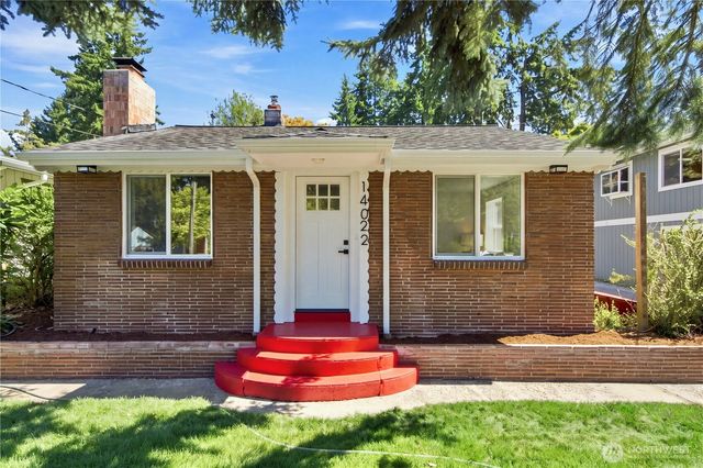 14022 Roslyn Place N, Seattle, WA 98133