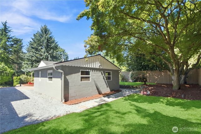 14022 Roslyn Place N, Seattle, WA 98133