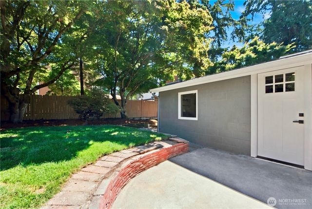 14022 Roslyn Place N, Seattle, WA 98133