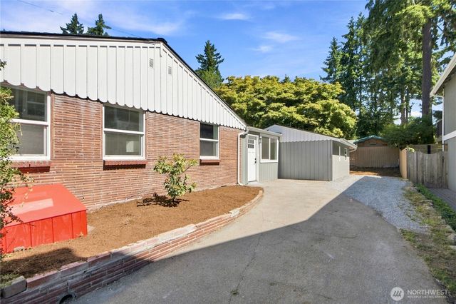 14022 Roslyn Place N, Seattle, WA 98133