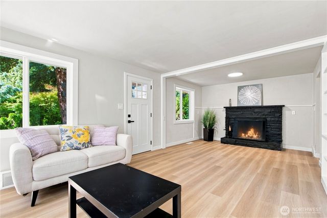 14022 Roslyn Place N, Seattle, WA 98133
