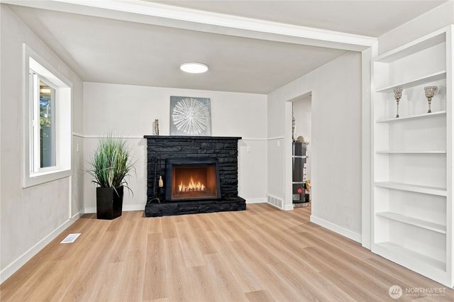 14022 Roslyn Place N, Seattle, WA 98133