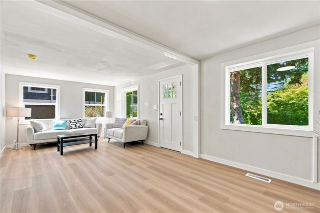 14022 Roslyn Place N, Seattle, WA 98133
