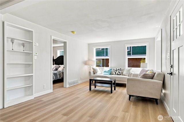 14022 Roslyn Place N, Seattle, WA 98133