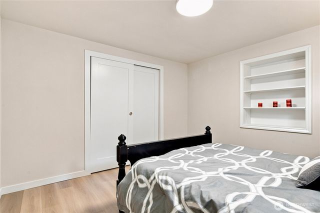 14022 Roslyn Place N, Seattle, WA 98133