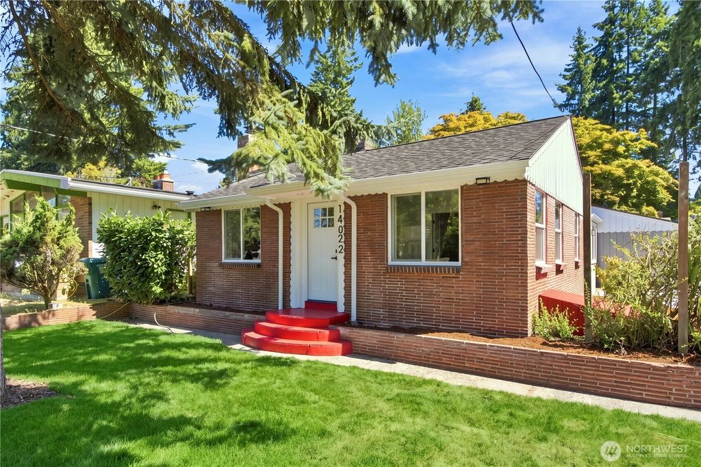 14022 Roslyn Place N, Seattle, WA 98133