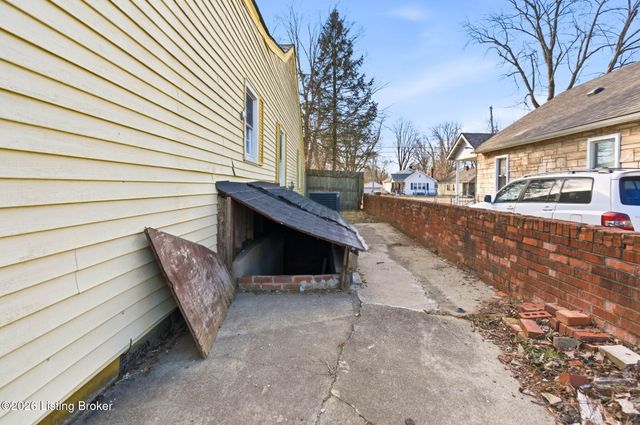 5533 Bruce Ave, Louisville, KY 40214