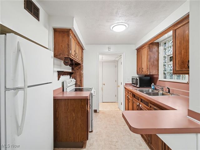 2200 Carabel Avenue, Lakewood, OH 44107