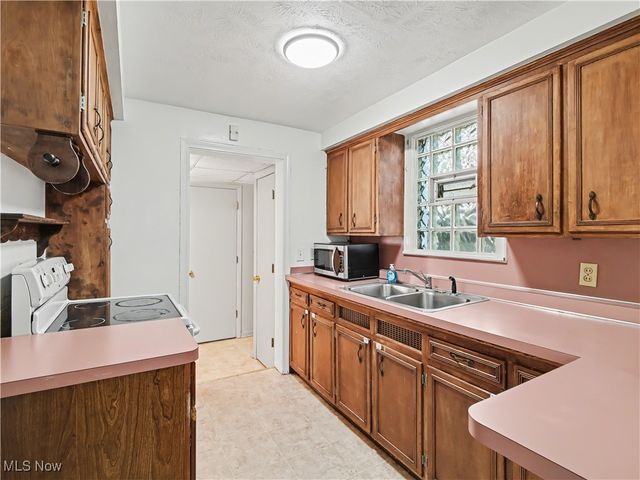 2200 Carabel Avenue, Lakewood, OH 44107