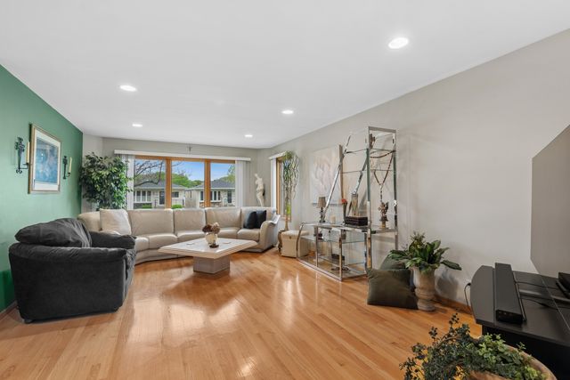 3217 N Paris Avenue, Chicago, IL 60634