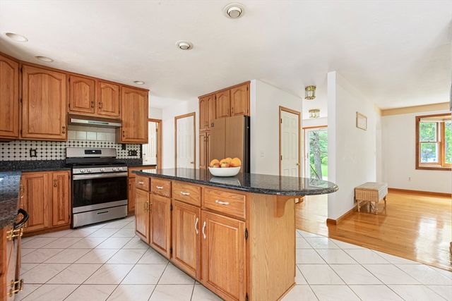 3 Quail Ln, Easton, MA 02334