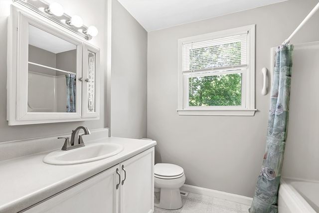 20 Hillcrest Ave, Dracut, MA 01826