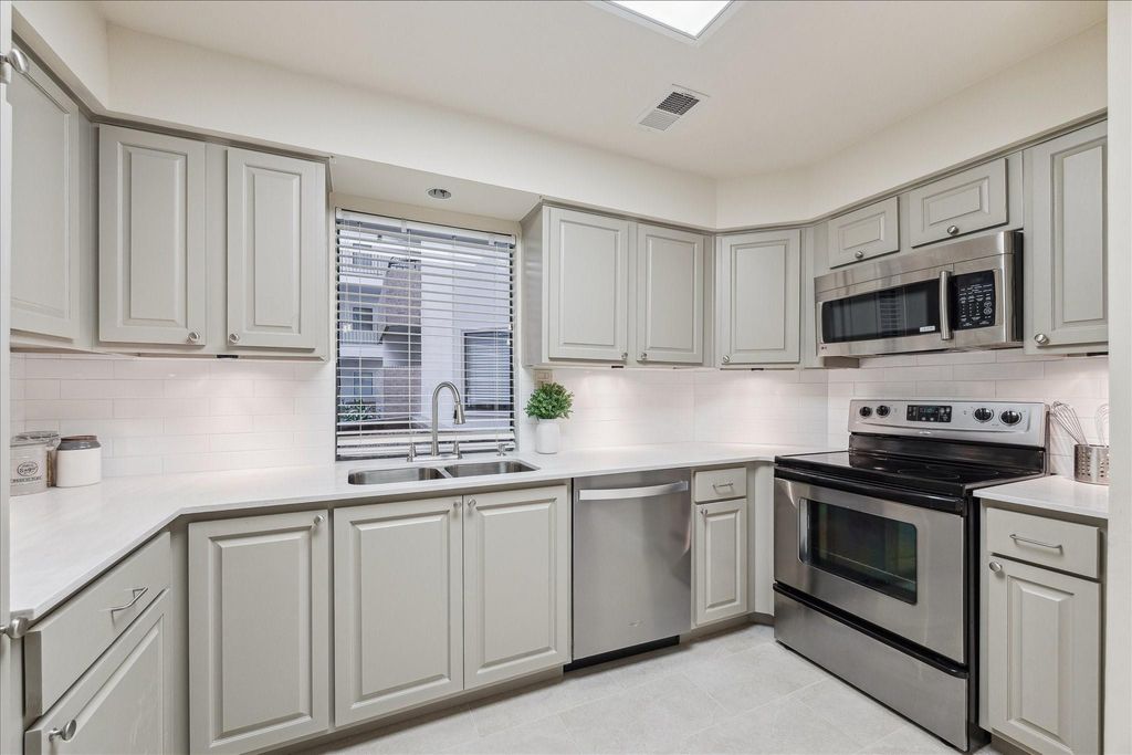 5220 Weslayan Street 109, Houston, TX 77005