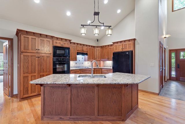 16 Judah Street, Eureka Springs, AR 72632