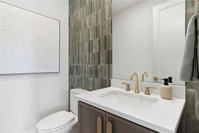 207 NE H Street, Bentonville, AR 72712
