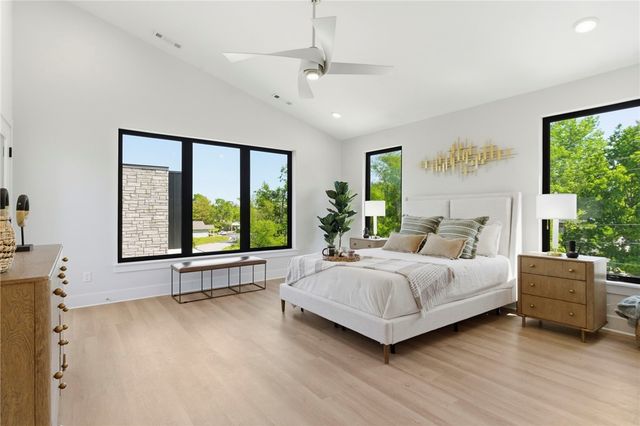 207 NE H Street, Bentonville, AR 72712
