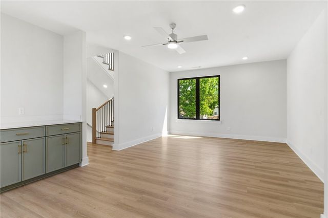 207 NE H Street, Bentonville, AR 72712