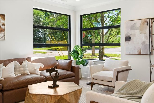 207 NE H Street, Bentonville, AR 72712