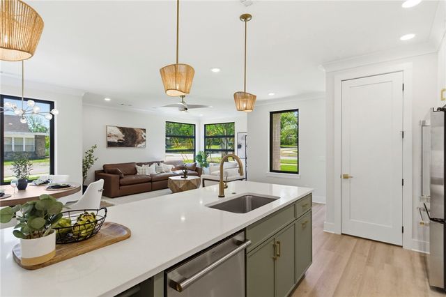 207 NE H Street, Bentonville, AR 72712