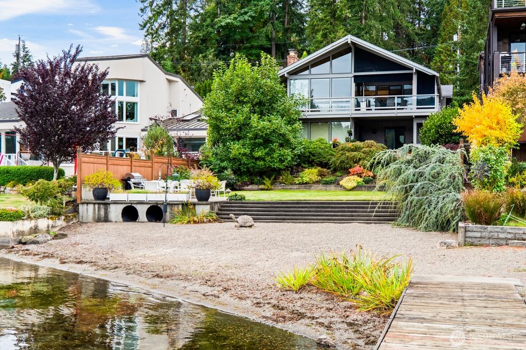 Image 1 of property listing at 2860 W Lake Sammamish Parkway NE, Redmond, WA 98052