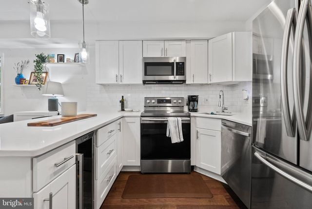 2000 E E ST NE, Washington, DC 20002