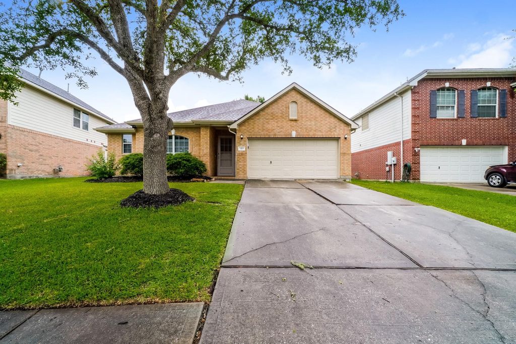323 Diamond Bay Drive, Dickinson, TX 77539