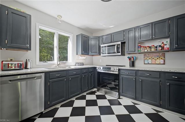6 Foxcroft RD, Williamsburg, VA 23188
