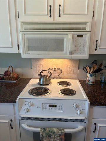 1045 Cardinal St NW, Salem, OR 97304