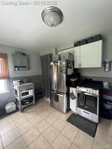 30 E Fairmount Avenue, Pontiac, MI 48340