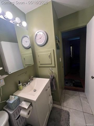 30 E Fairmount Avenue, Pontiac, MI 48340