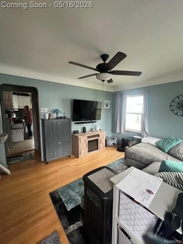 30 E Fairmount Avenue, Pontiac, MI 48340