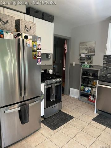 30 E Fairmount Avenue, Pontiac, MI 48340