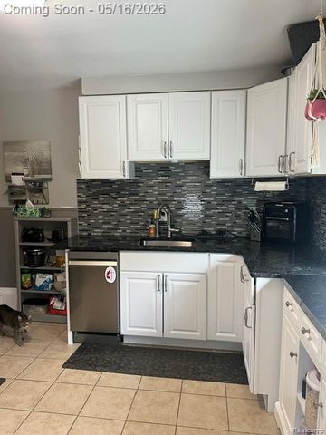30 E Fairmount Avenue, Pontiac, MI 48340