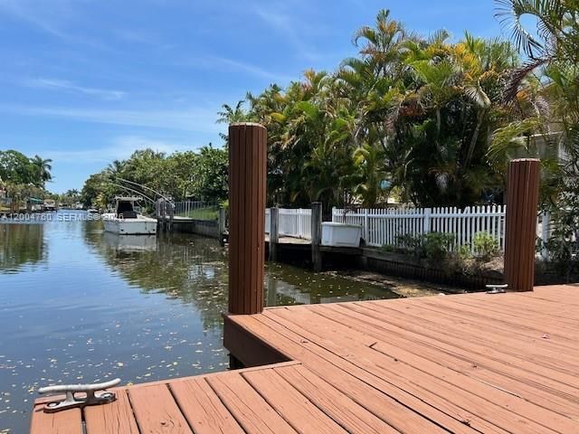 5881 SW 15th St, Plantation, FL 33317