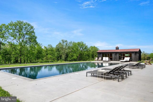 854 SPRING HILL RD, Riegelsville, PA 18077