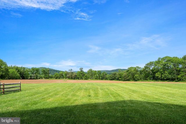 854 SPRING HILL RD, Riegelsville, PA 18077