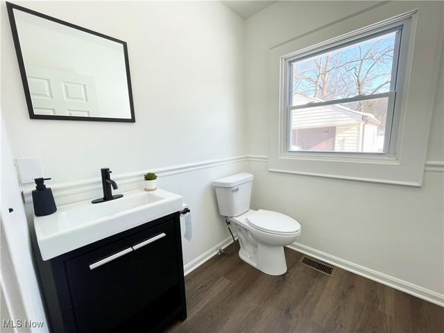 250 Center Road, Bedford, OH 44146