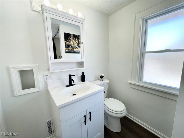 250 Center Road, Bedford, OH 44146