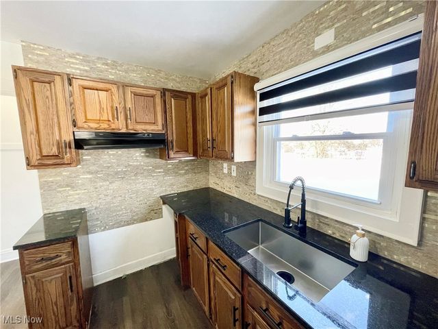 250 Center Road, Bedford, OH 44146