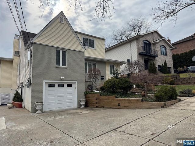 800 De Lalla Terrace, Ridgefield, NJ 07657