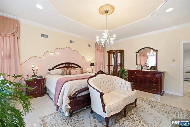 800 De Lalla Terrace, Ridgefield, NJ 07657