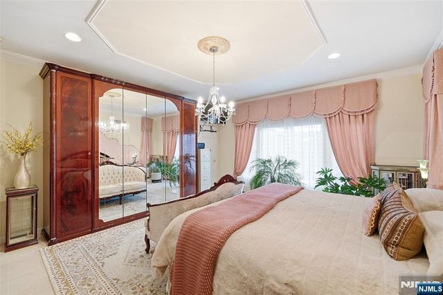 800 De Lalla Terrace, Ridgefield, NJ 07657