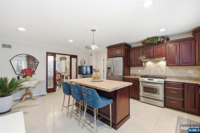800 De Lalla Terrace, Ridgefield, NJ 07657