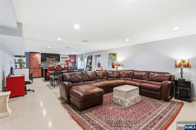 800 De Lalla Terrace, Ridgefield, NJ 07657