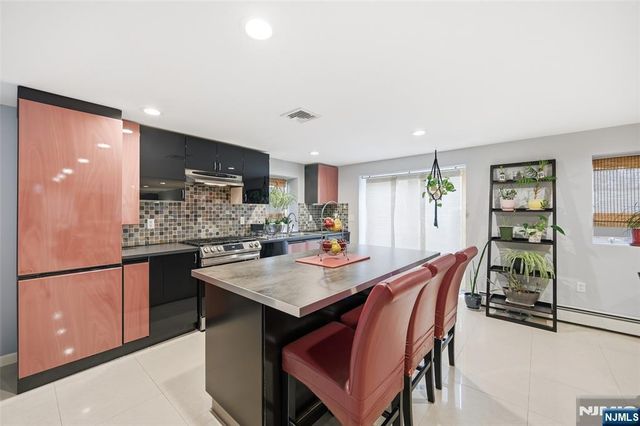 800 De Lalla Terrace, Ridgefield, NJ 07657