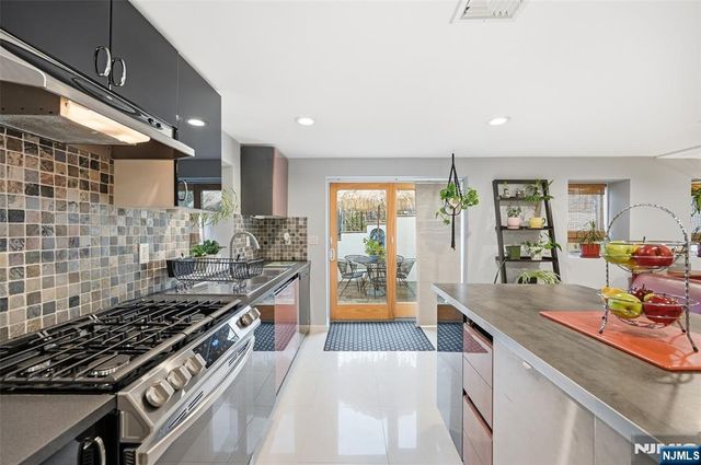 800 De Lalla Terrace, Ridgefield, NJ 07657