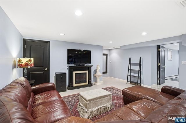 800 De Lalla Terrace, Ridgefield, NJ 07657