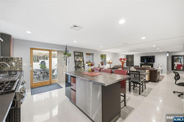 800 De Lalla Terrace, Ridgefield, NJ 07657